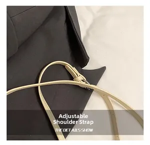 Vue détaillée de la bandoulière réglable en cuir beige avec boucle argentée polie