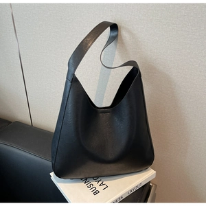 Détail du sac hobo en cuir PU noir avec texture grainée et coutures renforcées