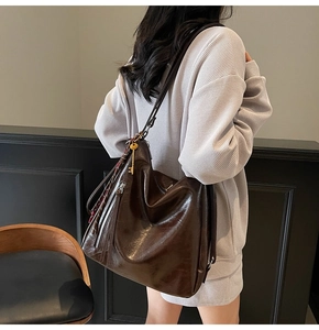 Borsa tote in pelle marrone scuro indossata da modella con grande capacità vintage
