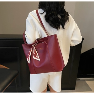 Burgunderfarbene große Tragetasche mit gemustertem Seidentuch im Streetstyle-Look