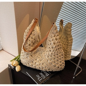 Dettaglio della trama a rombi su borsa a spalla intrecciata beige con manico in pelle
