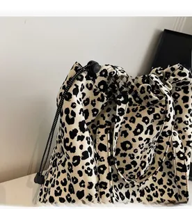Détail du sac cabas en nylon à imprimé léopard avec système de fermeture par cordon serrage