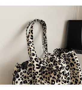 Gros plan du sac cabas en nylon à imprimé léopard avec poignée large et fermeture éclair