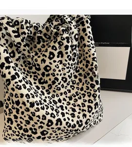 Détail du sac cabas en nylon à imprimé léopard avec tissu résistant et grande taille