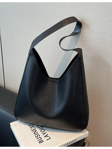Grand sac hobo noir minimaliste à texture mate pour un style professionnel chic