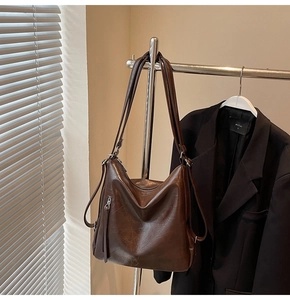 Dettaglio borsa tote vintage marrone con cerniera metallica e tracolla lunga regolabile
