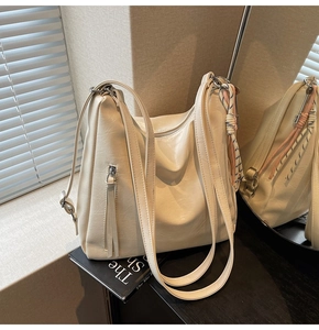 Dettaglio macro della borsa tote color crema con nappa trendy e accento di cerniera