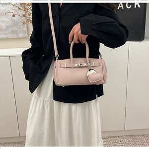 Borsa a mano in pelle rosa a grana litchi con chiusura a scatto e ciondolo a cuore