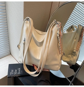 Dettaglio della borsa tote beige con trama in pelle morbida e corda intrecciata colorata