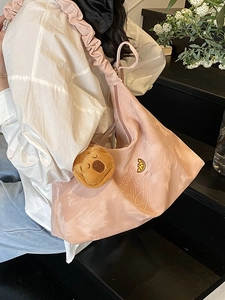 Borsa a tracolla rosa in nylon plissettato con ciondolo a orsetto e ricamo pizza