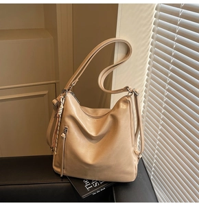 Dettaglio borsa tote in pelle PU beige con foulard a righe e cerniera laterale rifinita