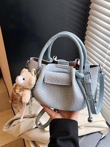 Sac Seau Tissé à la Mode pour Femmes Mini Sac à Main en Cuir PU Bandoulière Avec Bandoulière Réglable et Pendentif Ours en Peluche