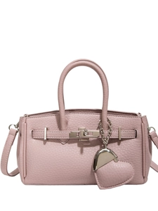Borsa a mano rosa grana litchi con chiusura argento e ciondolo a cuore alla moda
