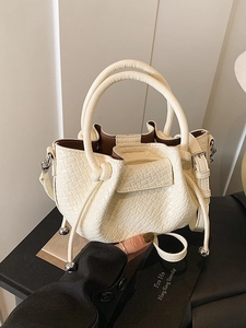 Mini sac seau beige chic avec texture crocodile et poignées plissées élégantes