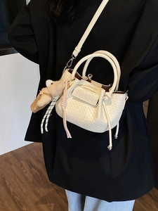 Mini sac seau plissé crème avec breloque ours et bandoulière amovible réglable