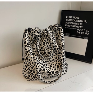 Détail du sac cabas en toile à imprimé léopard avec cordon de serrage et anses nylon