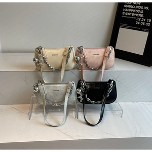 Détail de sacs sous le bras tendance en quatre couleurs avec bandoulières à grosse chaîne
