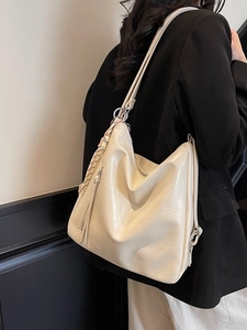 Borsa tote beige minimalista con dettagli intrecciati e anelli in metallo argento