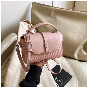Sac à bandoulière rose en cuir PU avec texture tressée et boucle argentée détails
