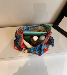 Bovenaanzicht van de ruime canvas tas met ruimte voor een tablet, fles en een paraplu