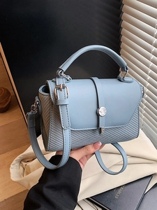 Sac bandoulière bleu clair en cuir litchi et tissu texturé avec fermoir argenté