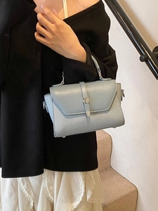 Petit sac carré bleu clair tissé pour femme avec verrou rotatif en métal élégant