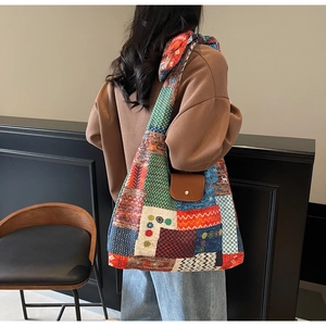 Detail van patchwork canvas draagtas met boho-patronen en lederen muntzakje hanger