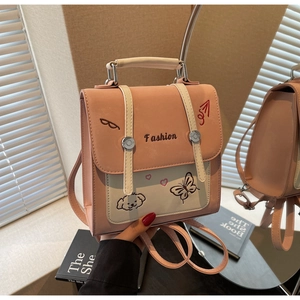 Detaillierte Stickerei mit Hunde- und Herzmotiven auf dem rosa-cremefarbenen Rucksack