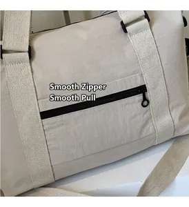 Detalle de la cremallera de anillo suave y la tela de nailon del bolso de viaje