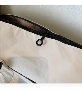 Primer plano detallado de la cremallera negra suave y la textura de nailon del bolso