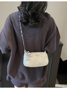 Sac bandoulière beige minimaliste avec chaîne argentée et breloque petit chien