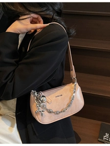 Sac à épaule rose en similicuir avec chaîne argentée et breloque en forme de chien