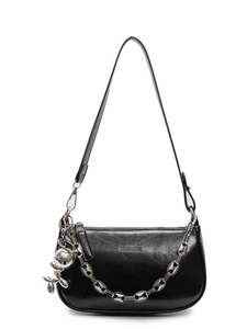 Sac à bandoulière noir brillant avec chaîne argentée et breloque chien ballon