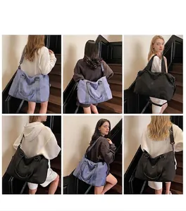 Vistas detalladas de bolsos de viaje de nailon azul y negro con correa ajustable
