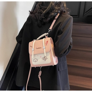 Detailansicht des rosa-weißen Mini-Rucksacks mit niedlicher Stickerei und oberem Griff