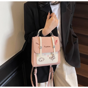 Detailansicht des rosa und cremefarbenen PU-Rucksacks mit Schmetterlingsstickerei