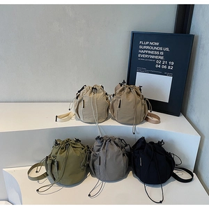 Detailansicht von fünf bunten Nylon-Beuteltaschen mit Kordelzug und praktischen Netztaschen