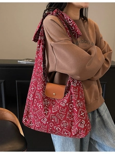 Rode canvas shopper met witte paisley-patronen en bruine leren flap voor dames