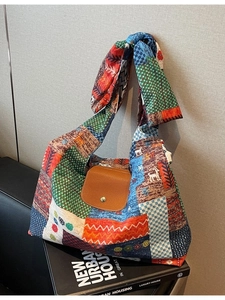 Chique patchwork canvas shopper met verstelbare schouderriem en bruine lederen flap