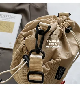 Nahaufnahme der khakifarbenen Beuteltasche mit praktischem abnehmbarem Haken und Netz