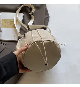 Detail der beige Beuteltasche mit seitlicher Netztasche und verstellbarem breitem Schultergurt