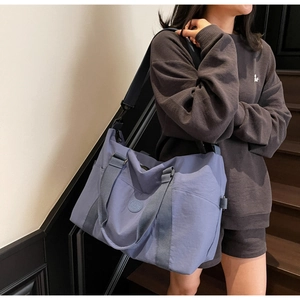 Detail of霧霾蓝 large tote travel bag with adjustable strap and waterproof nylon texture