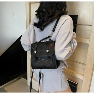 Detailansicht Mini-Rucksack aus schwarzem Kunstleder mit modischen Mustern und Riemen