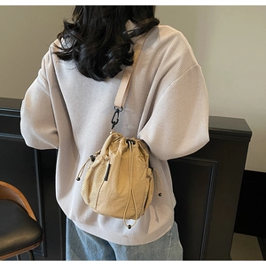 Khaki Kordelzug-Beuteltasche mit seitlicher Netztasche und verstellbarem Riemen