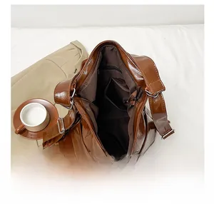 Vista dall'alto dell'interno spazioso della grande borsa hobo marrone con tasche zip