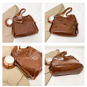 Dettaglio della borsa vintage in pelle PU marrone con trama e tasca posteriore con cerniera