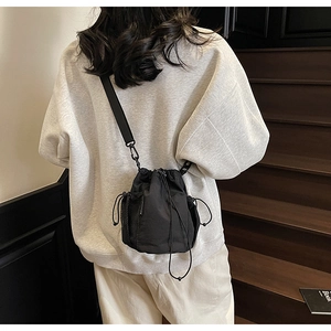 Nahaufnahme der schwarzen Nylon-Beuteltasche mit Tunnelzug, Netztasche und Gurtband