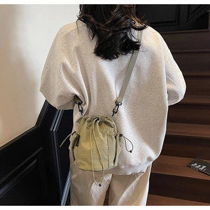 Detailansicht der Kordelzug-Beuteltasche mit Netz-Seitentasche und Nylon-Schultergurt