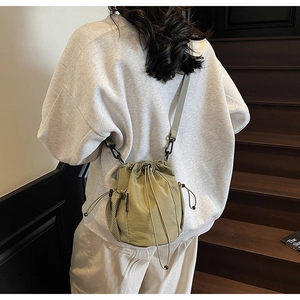Detail der grünen Nylon-Beuteltasche mit Netzseitentasche und verstellbarem Riemen