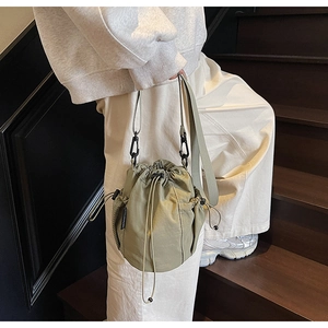 Details der armeegrünen Beuteltasche mit seitlichen Netzfächern und robustem Nylongurt